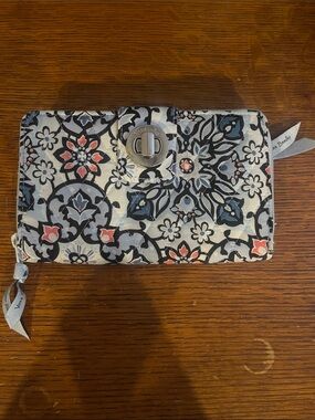 🌸Vera Bradley Large Wallet
 Lisbon Medallion - Like New🌸